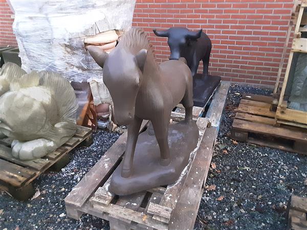 Grote foto paard in batta steen tuin en terras tuindecoratie