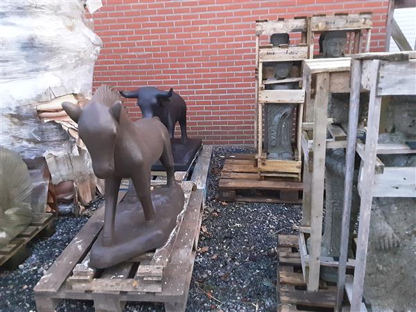 Grote foto paard in batta steen tuin en terras tuindecoratie