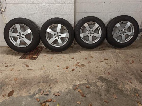 Grote foto winterbanden op alu velgen auto onderdelen banden en velgen