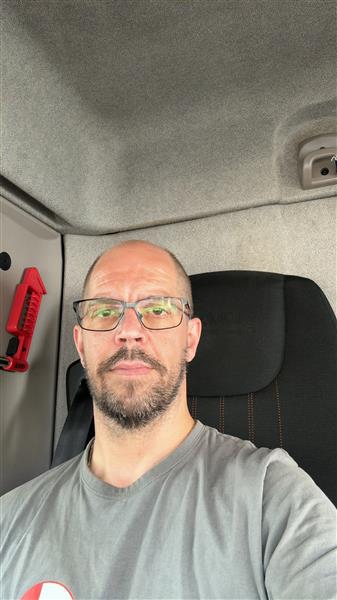 Grote foto vrolijke en openminded contacten en berichten man zoekt vrouw