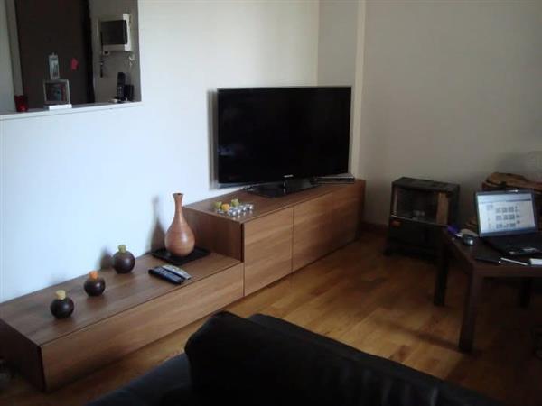 Grote foto volledige eetplaats in hout en zwart huis en inrichting design meubels