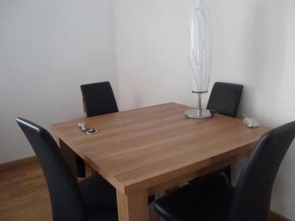 Grote foto volledige eetplaats in hout en zwart huis en inrichting design meubels