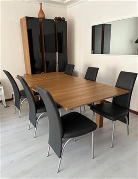 Grote foto volledige eetplaats in hout en zwart huis en inrichting design meubels