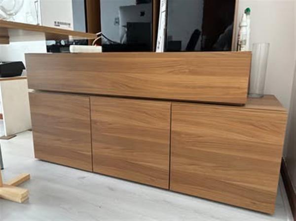 Grote foto volledige eetplaats in hout en zwart huis en inrichting design meubels