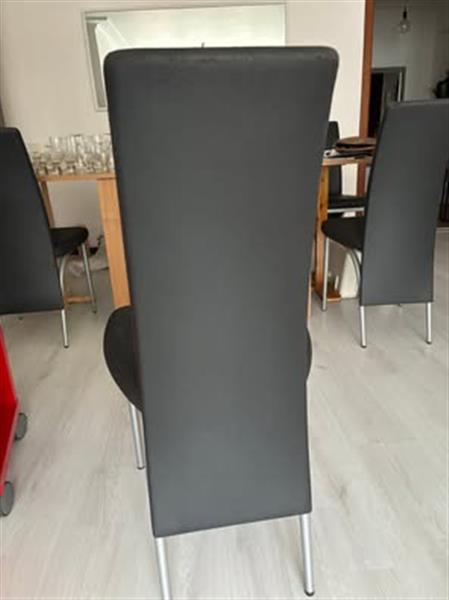 Grote foto volledige eetplaats in hout en zwart huis en inrichting design meubels