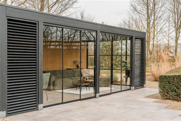 Grote foto maatwerk strakke modern houten bijgebouwen tuin en terras tuinhuisjes en blokhutten