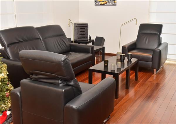 Grote foto zwarte lederen salon huis en inrichting fauteuils