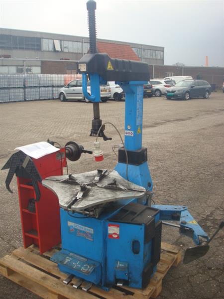 Grote foto banden demonteer apparaat en balanceer apparaat auto diversen gereedschap