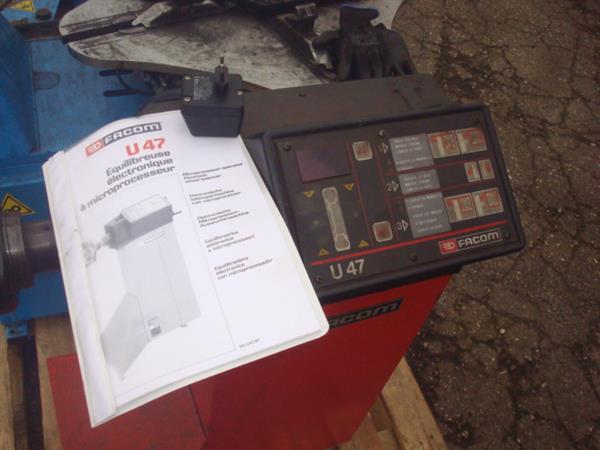 Grote foto banden demonteer apparaat en balanceer apparaat auto diversen gereedschap