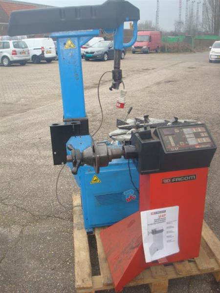Grote foto banden demonteer apparaat en balanceer apparaat auto diversen gereedschap