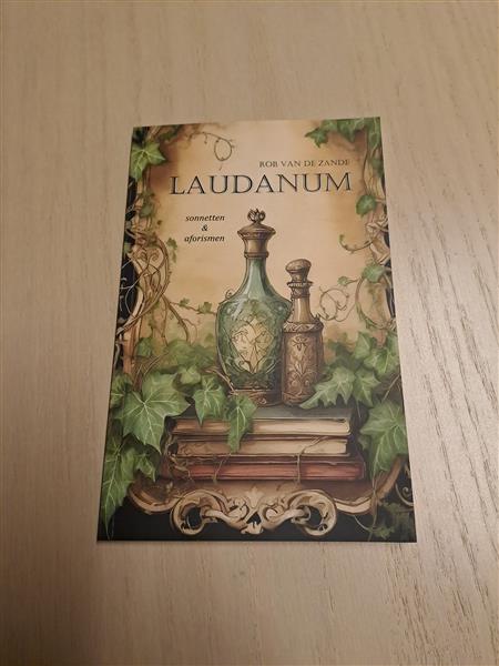 Grote foto laudanum boeken gedichten en po zie