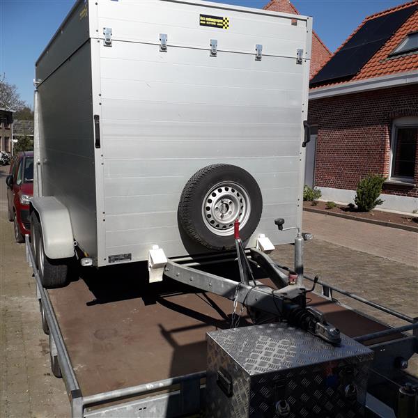 Grote foto gesloten aanhangwagen geremd auto diversen aanhangers