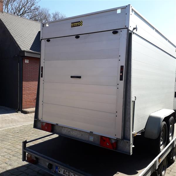 Grote foto gesloten aanhangwagen geremd auto diversen aanhangers