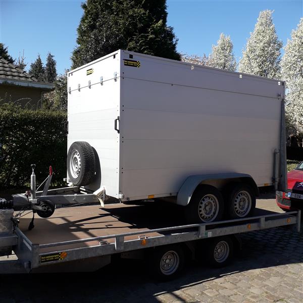 Grote foto gesloten aanhangwagen geremd auto diversen aanhangers
