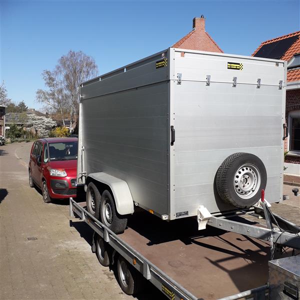 Grote foto gesloten aanhangwagen geremd auto diversen aanhangers