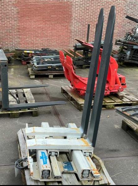 Grote foto cascade vorkversteller outlet agrarisch heftrucks