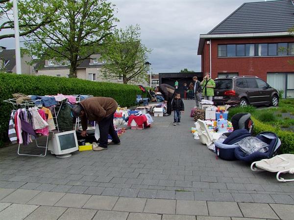 Grote foto grote garageverkoop rosekapellewijk op 18 5 2025 diversen rommelmarktspullen