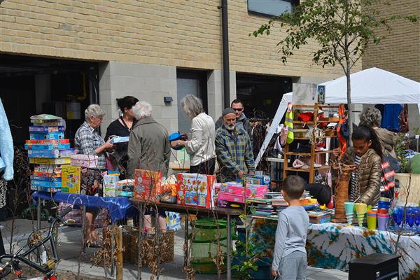 Grote foto grote garageverkoop rosekapellewijk op 18 5 2025 diversen rommelmarktspullen