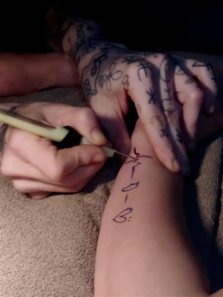 Grote foto elke pokes opzoek naar tattoo kandidaten antiek en kunst overig