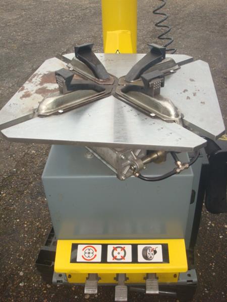 Grote foto banden demonteer apparaat 220v geel grijs auto diversen gereedschap