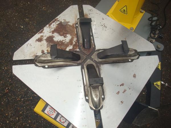 Grote foto banden demonteer apparaat 220v geel grijs auto diversen gereedschap
