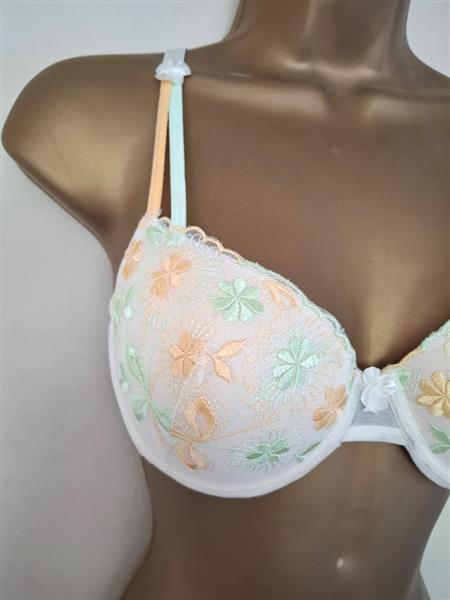 Grote foto roomwitte voorgevormde bh met doorzichtige string kleding dames ondergoed en lingerie