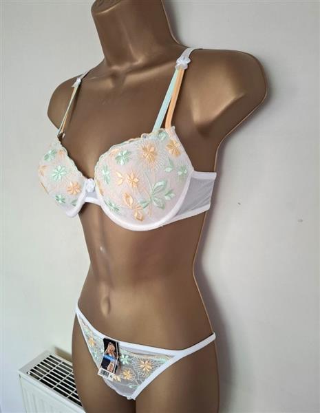Grote foto roomwitte voorgevormde bh met doorzichtige string kleding dames ondergoed en lingerie