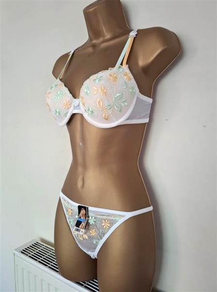 Grote foto roomwitte voorgevormde bh met doorzichtige string kleding dames ondergoed en lingerie