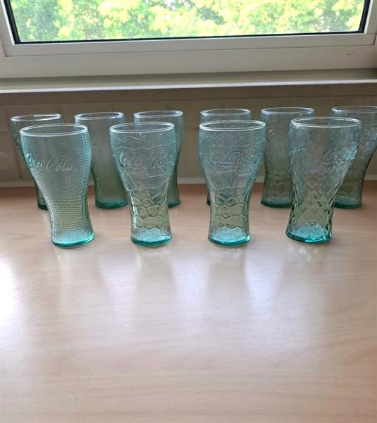 Grote foto diverse nieuwe coca cola glazen in groen glas verzamelen glas en borrelglaasjes