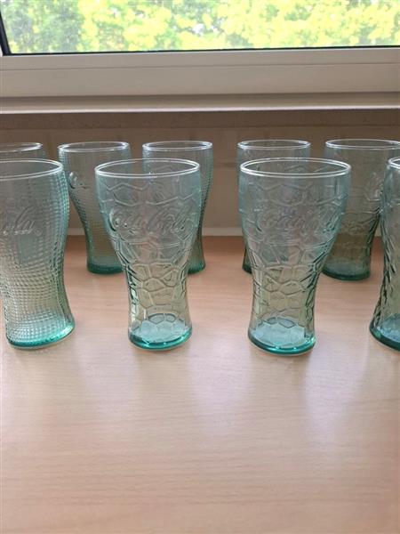 Grote foto diverse nieuwe coca cola glazen in groen glas verzamelen glas en borrelglaasjes