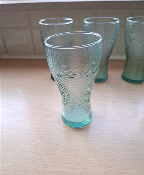Grote foto diverse nieuwe coca cola glazen in groen glas verzamelen glas en borrelglaasjes