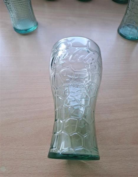 Grote foto diverse nieuwe coca cola glazen in groen glas verzamelen glas en borrelglaasjes