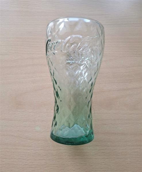 Grote foto diverse nieuwe coca cola glazen in groen glas verzamelen glas en borrelglaasjes