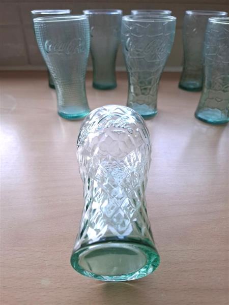 Grote foto diverse nieuwe coca cola glazen in groen glas verzamelen glas en borrelglaasjes