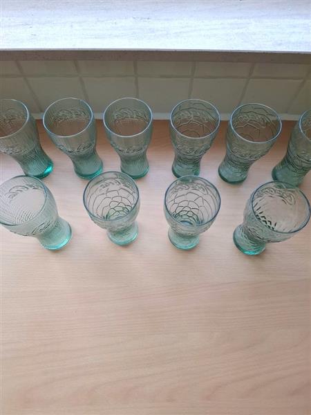 Grote foto diverse nieuwe coca cola glazen in groen glas verzamelen glas en borrelglaasjes
