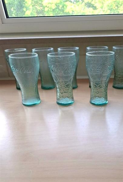 Grote foto 8 coca cola glazen in groen glas 2 motiefjes verzamelen glas en borrelglaasjes