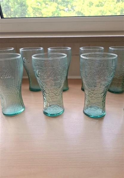 Grote foto 8 coca cola glazen in groen glas 2 motiefjes verzamelen glas en borrelglaasjes