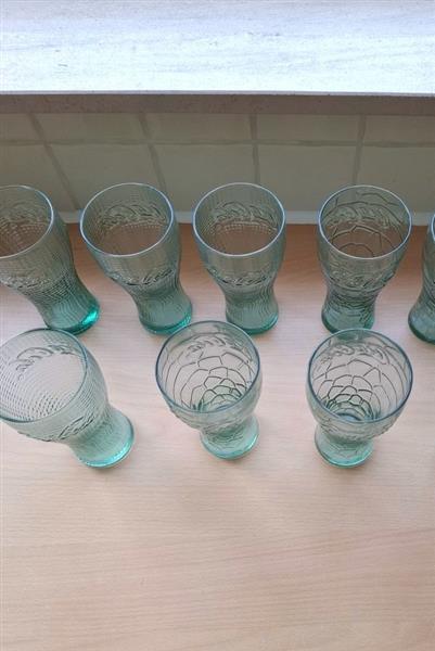 Grote foto 8 coca cola glazen in groen glas 2 motiefjes verzamelen glas en borrelglaasjes