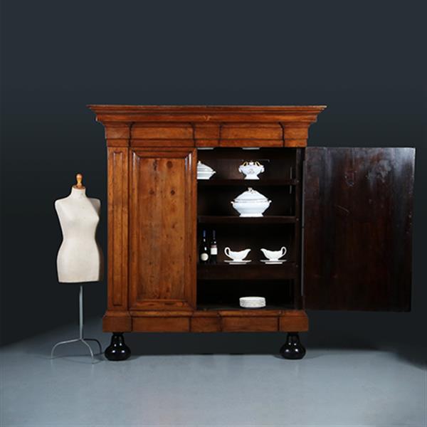 Grote foto grote pastoorskast ca 1700 in opvallend blonde kleur fraai patina no.300205 antiek en kunst stoelen en banken