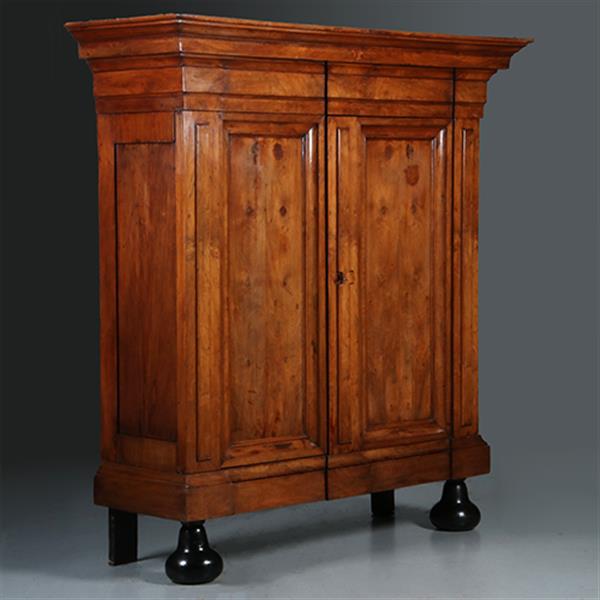 Grote foto grote pastoorskast ca 1700 in opvallend blonde kleur fraai patina no.300205 antiek en kunst stoelen en banken