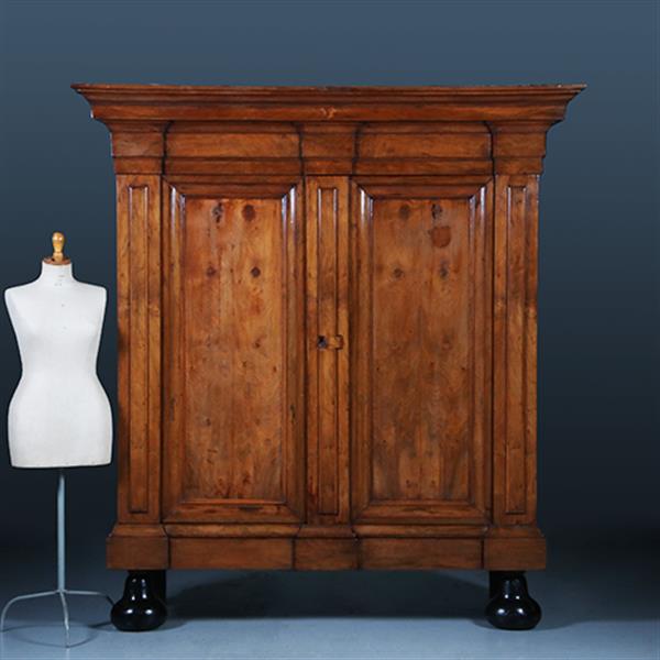 Grote foto grote pastoorskast ca 1700 in opvallend blonde kleur fraai patina no.300205 antiek en kunst stoelen en banken