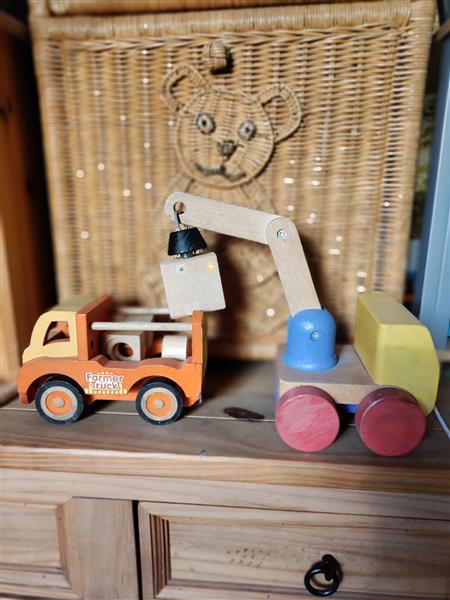 Grote foto twee houten trucks kinderen en baby auto