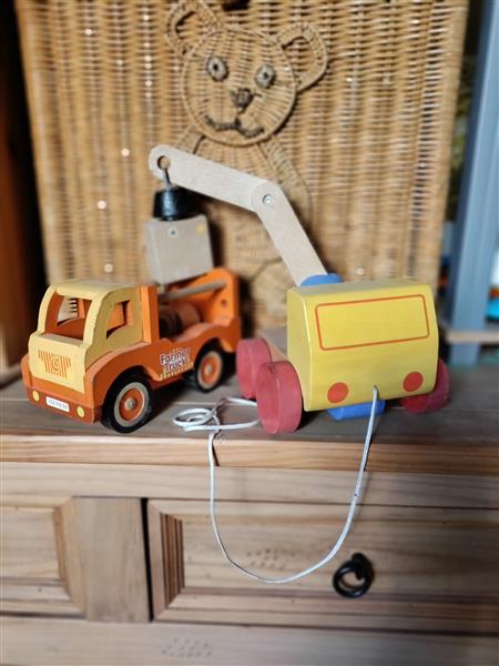 Grote foto twee houten trucks kinderen en baby auto