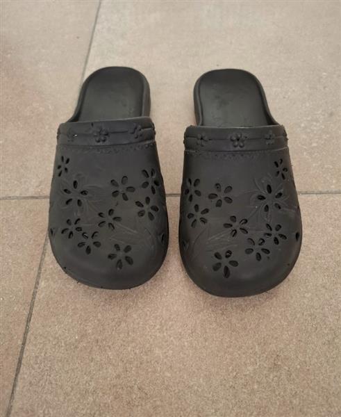 Grote foto zwarte slippers met ingewerkte bloemen 38 kleding dames slippers
