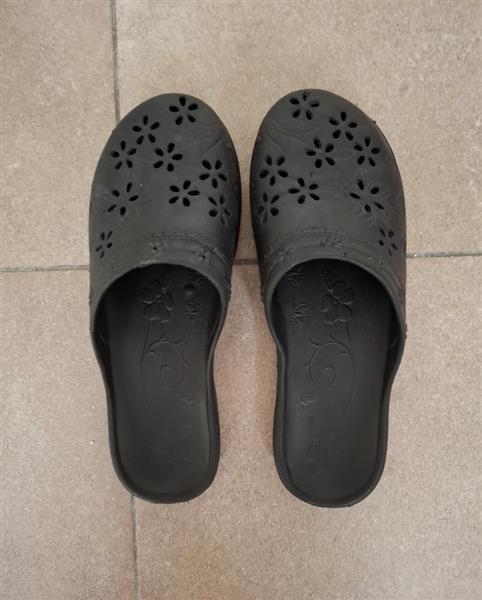 Grote foto zwarte slippers met ingewerkte bloemen 38 kleding dames slippers