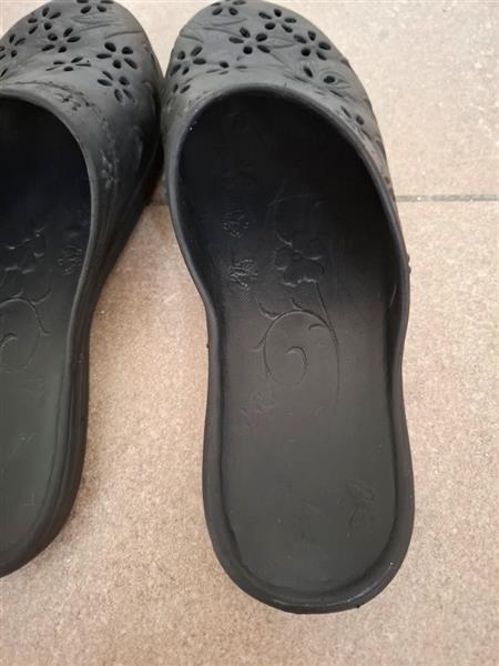 Grote foto zwarte slippers met ingewerkte bloemen 38 kleding dames slippers