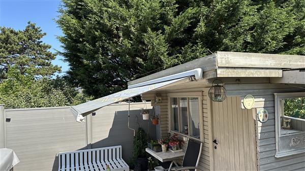 Grote foto zonneluifel omnistore tuin en terras zonneschermen