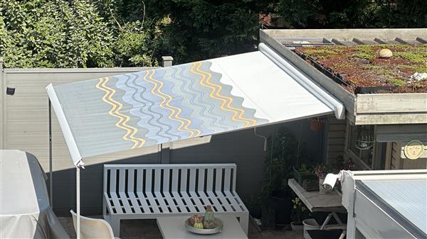 Grote foto zonneluifel omnistore tuin en terras zonneschermen