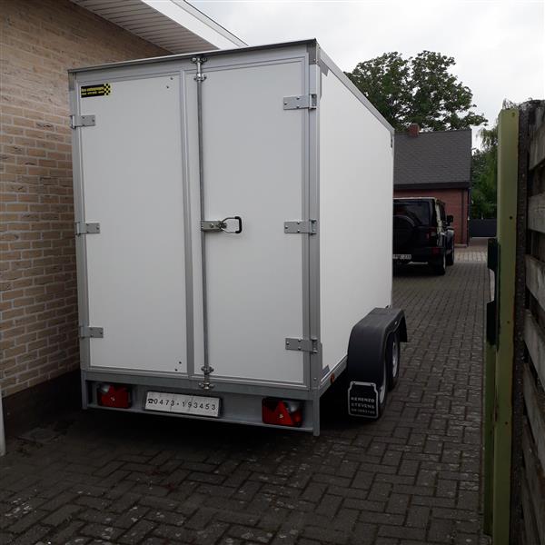 Grote foto gesloten aanhangwagen geremd 1500 kg auto diversen aanhangers