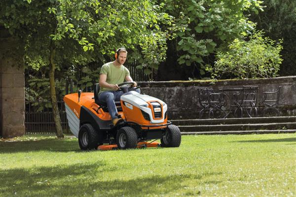 Grote foto zware 25pk zitmaaier tuin en terras zitmaaiers
